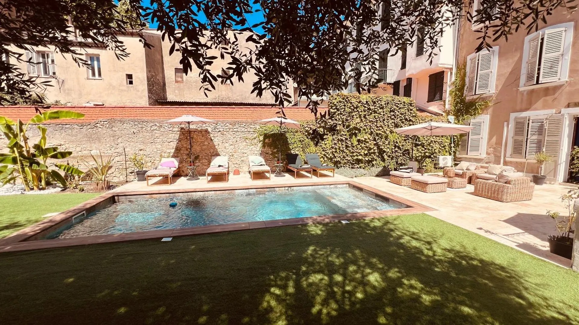 Maison De Ville Avec Piscine contacts